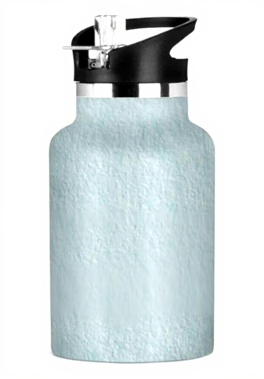 Bouteille isotherme Amooorous en texture lin azur sur un bureau d'écolier